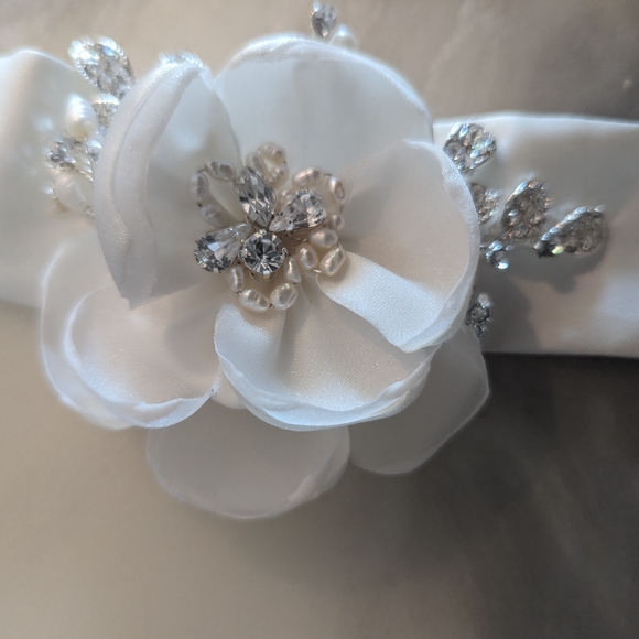 Bridal hair accessory. Off white in colour. JoshuaB designs. - Picture 3 of 7